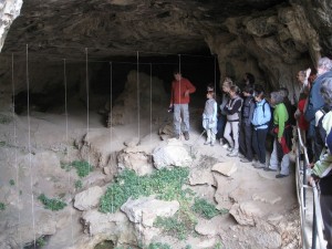 Visiteurs dans la grotte